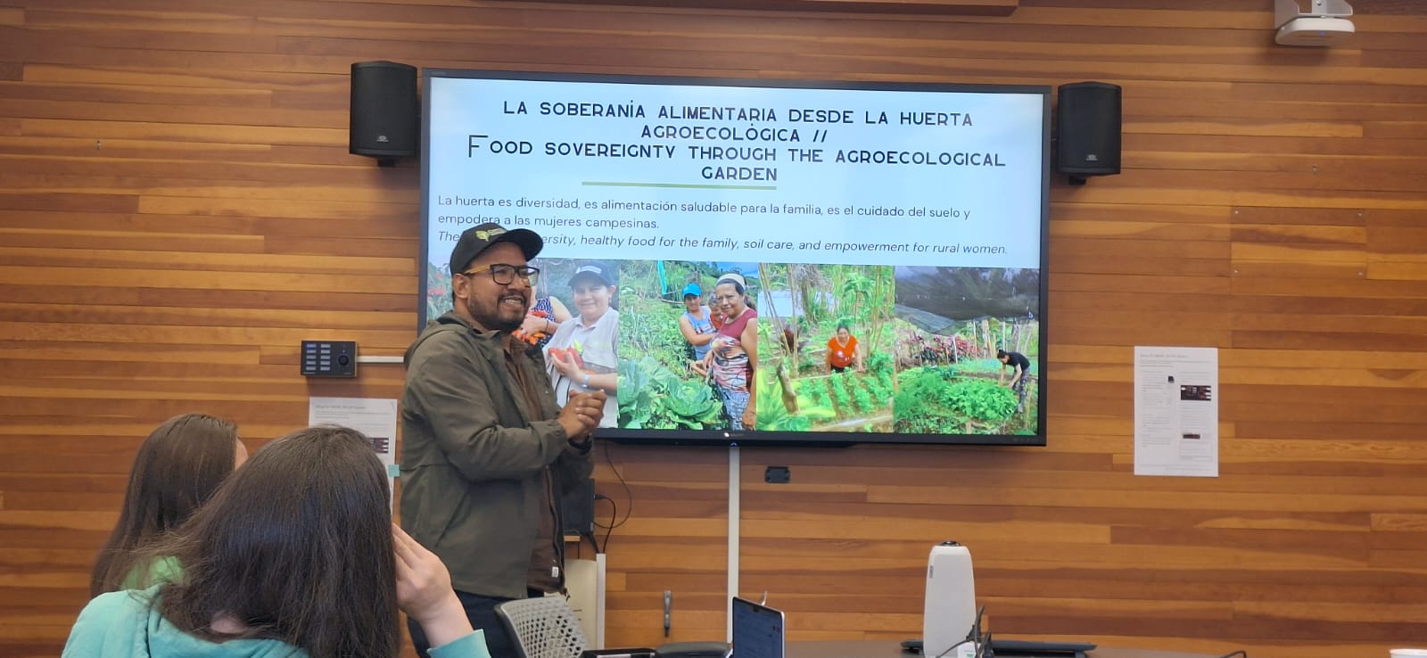 Ricardo Eslava, Corambiente Project Coordinator, presenting the work of NGO Corambiente, from Colombia, at LFS (photo: Clara Comandolli)