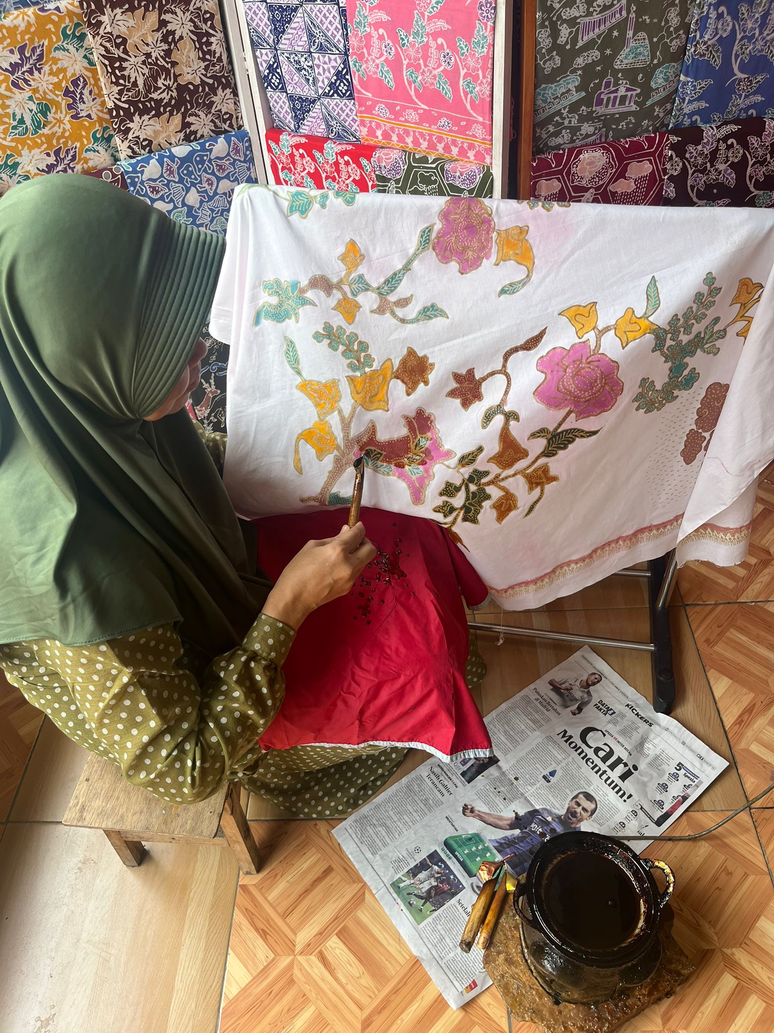 Women's collective member Melinda making batik (photo: Soyoung Jeong)